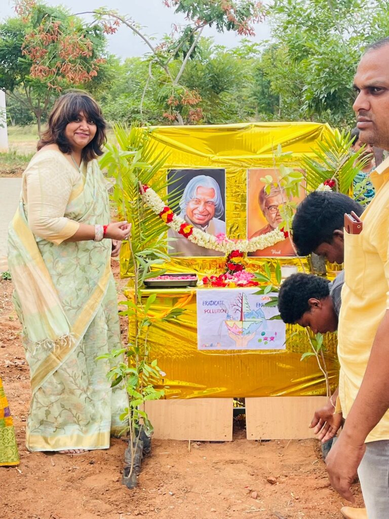 Flower honoured by Anusha Ravi to Dr. Abdul Kalam at Park College of Engineering and Technology, Coimbatore